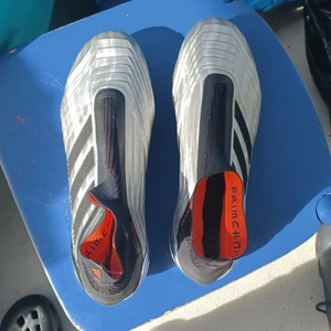 Adidas predator fotbollsskor (äkta) - Knappt använda, storlek 38
