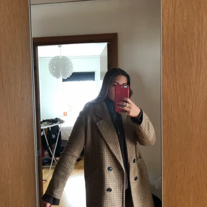 Rutig kappa  - Super snygg kappa från bershka, den är använd endast ett fåtal gånger så den är i mycket fint skick! 