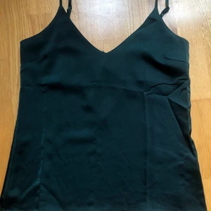 Mörkgrön Satintopp från NAKD  - Storlek xs, oanvänd 
