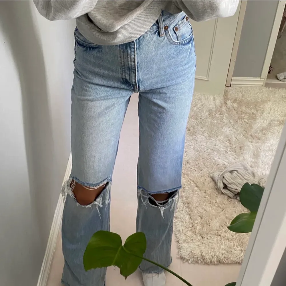 Jeans från Zara med hål. Passar dig som är runt 160. Skriv för fler bilder . Jeans & Byxor.