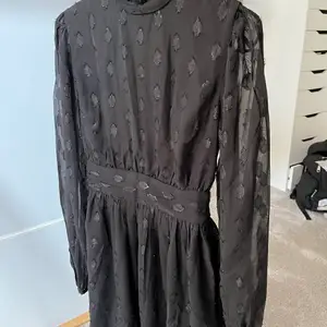 Säljer denna Sjukt snygga svarta klänningen med göityermönster från NAKD! Den är helt oanvänd med lapparna kvar! Den har även en öppen rygg som är skit snyggt! ❤️❤️