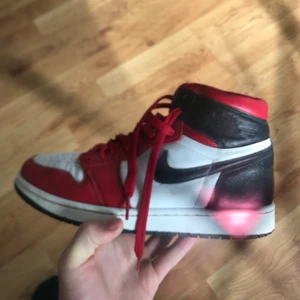 Jordan 1 satin snake - Jordan 1 satin snake size 42. Box finns köpta på hypestein för 3500 kvitto finns. Okej skick 8/10 lite lätt crease ingen heeldrag. Köp 2000 trade intressant och kom med bud. Ber om ursäkt för min kamera kom privat så kan ni få bättre bilder