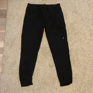 Cp  - Cp compani byxor som har används typ 5 gånger sen blev de för små så de är jätte bra kvalite och inga skador 