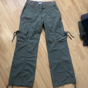 lågmidjade cargobyxor  - snygga lågmidjade cargobyxor med coola fickor i storlek S/M, köparen står för frakt💚