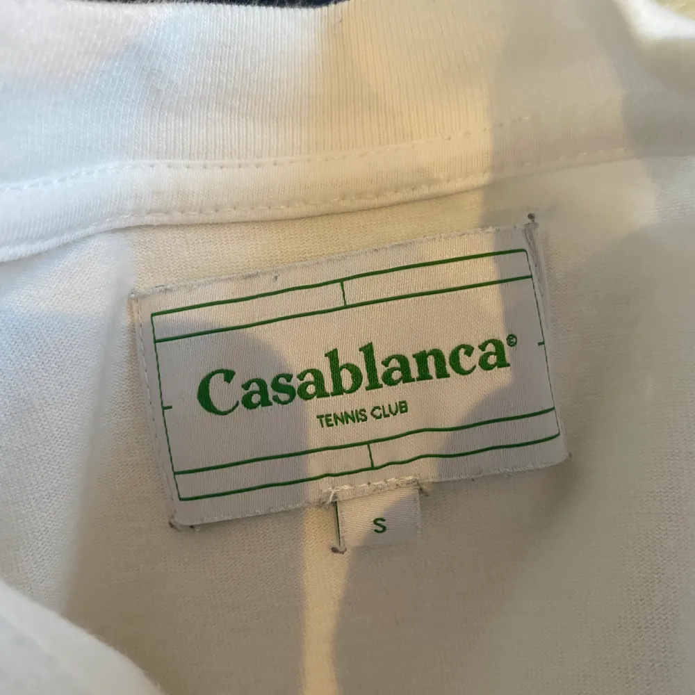 Grymt högkvalitativ från designermärket Casablanca. Använd men mycket liv kvar, nypris 1400:-. Fri frakt eller meetup i Gbg.. T-shirts.