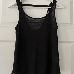 Linne - Svart linne fr. Gina Tricot, strl. XS. Lågt skuren i ryggen. Eventuellt någon noppra, annars fint skick. 