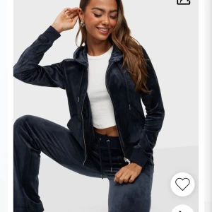 Juicy couture  - Jag säljer nu mitt mörk blåa juicy couture set då jag har gått ner i vikt, storlek S på båda delarna. Den tar lite defekter (därav priset) metallen på smörerna har gått av förutom 1 på byxorna (bild 2) Och det finns ett litet hål under fickan men den är knappt synlig (bild 3) Kan tänka mig att byta mot ett annat juicy set i storlek Xs isåfall eller byta mot juicy underdel i Xs. Annars säljer jag för 700 (pris kan diskuteras)