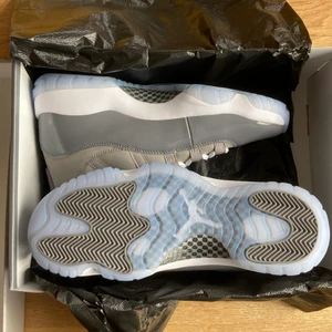 Jordan 11 cool grey - Skick 10/10 ( inte använda) vann dom på en SNS raffle. 