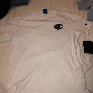 Champion t shirt - T shirt från champion, använd men inga fläckar eller märken.