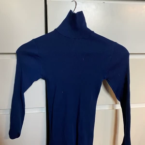 Blå långärmad tröja med krage  - Fin Blå tröja med en halskrage