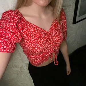 Sommar topp strl M  - En somrig croppad topp med knytning i magen som du kan skjustera själv (om du vill att plagget ska sitta åt eller vara löst). Använt ett få tal gånger, kommer inte till användning. 💗