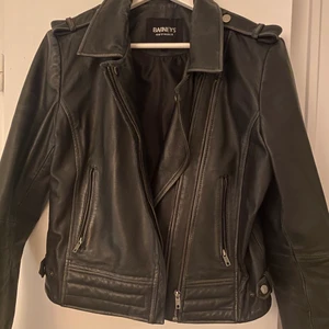 Skinnjacka - Skinnjacka i äkta läder, endast använd ett ytterst fåtal gånger så den är i nyskick. Stl 14, passar S-M. Köparen står för frakt.