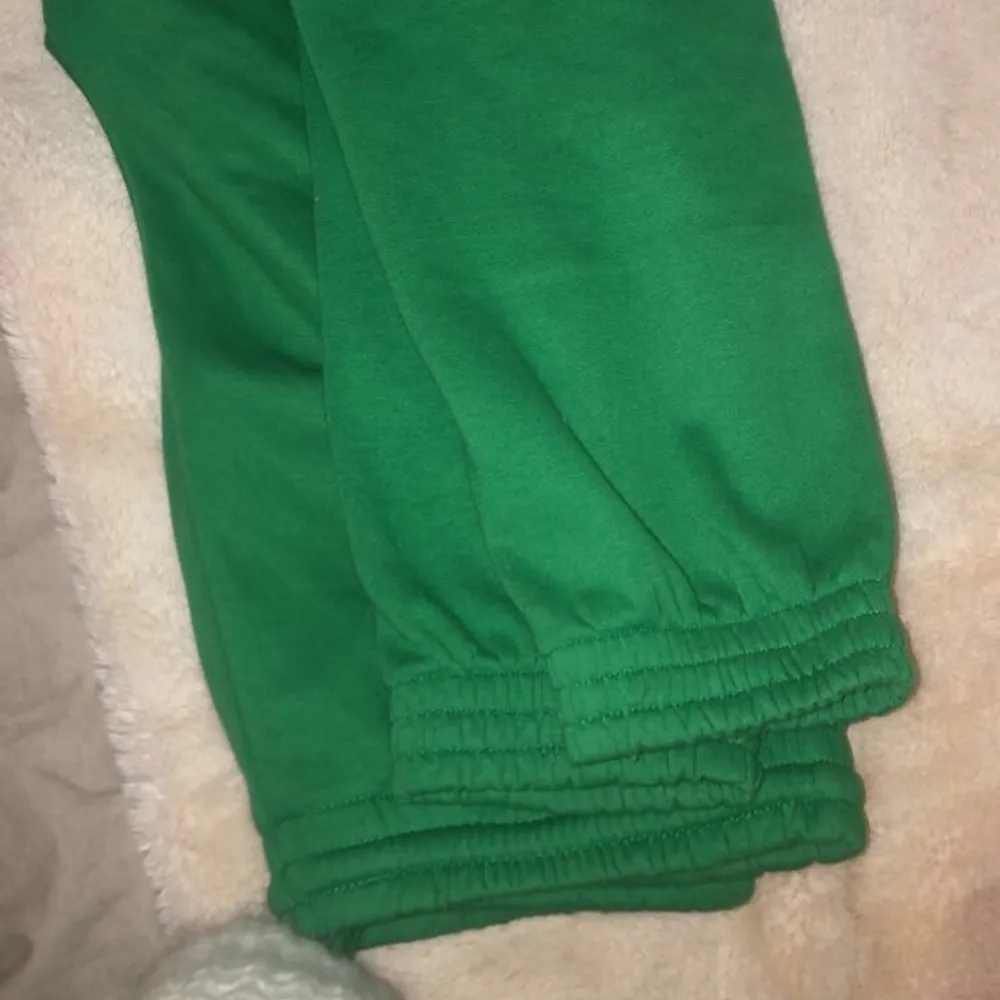 Säljer mina gröna mjukis från HM, bild 2 visar verklig färg på plagget ❤️ köparen står för frakt, bild 1 visar hur du kan styla ❤️. Jeans & Byxor.