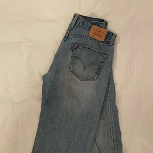 Levis Jeans  - Säljer mina ljusblå levis jeans. Straight passform - W33 L36 men lite mindre i passformen då de är vintage. Säljer för 250 + frakt. Väldigt bra skick endast slitningar i bakre benslut (kom priv för bild). Passar bra på både tjejer och killar 