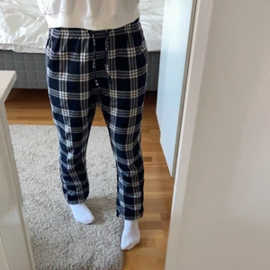 Pyjamasbyxor str s - Haft pyjamasbyxorna rätt länge men ser ut som oanvända, inte noppriga eller liknande. Säljer pågrund att att de enligt mig börjat blivit för korta. Man kan ha dem både som högmidjade och lågmidjade. Superfina!💓