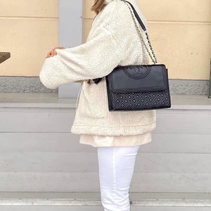 Tory Burch  - Säljer min väska för 1500 kr. Nypris cirka 4000 kr. Har förlorat sin färg lite (ej lika svart som förut) pga haft den utomlands. Fortfarande lika fin dock, använder inte den. 🌸