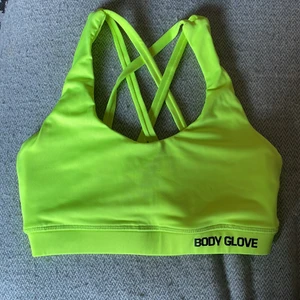 Body Glove tränings bh  - Neongul träningstopp från BodyGlove i storlek XS. Använd fåtal gånger och i nyskick. Köpt för 550kr 