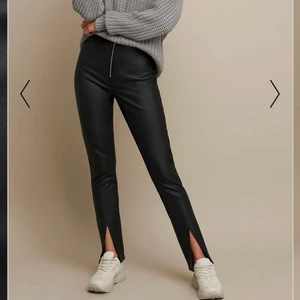 Front Slit PU Zipper Pants - Skinnbyxor från Linn Ahlborg x NA-KD. De är i nyskick då jag tagit väl hand om de. Skulle säga att det är normala i storleken då jag själv är en 36 och de sitter perfekt på mig. Jag köpte dessa för 499kr på NA-KDs hemsida💕