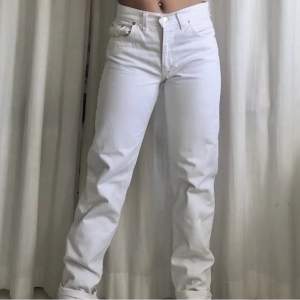 Vita lågmidjade levis jeans som är köpta här på plick. Säljer pga för små på mig. Skriv privat för fler bilder! (Första bilden är från förra ägaren) innebensmåttet är ca 77-78cm