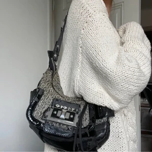 Guess axelväska  - Lägger ut igen pga oseriös köpare! Något sliten väska men fortfarande otroligt fin!!! Från Guess, kommer med dustbag!!⭐️ Går att använda till allt!🙏🏼 Frakt betalar köparen på 66kr ❤️