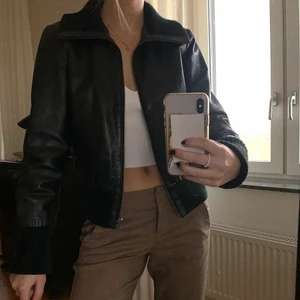 Skinnjacka svart - Säljer min SUPERNSYGGA skinnjacka som tyvärr inte kommer till användning!! 💞 köparen står för frakten men jag möter även upp i Lund💞 