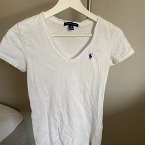 En super fin basic vit t-shirt från Ralph lauren. Den är lite genomskinlig men inget man tänker på🤍 köparen står för frakten