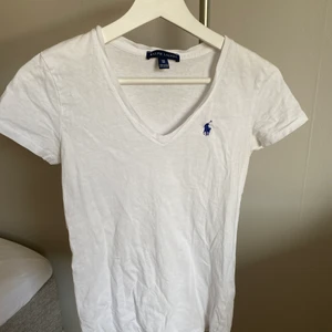 Ralph lauren t-shirt - En super fin basic vit t-shirt från Ralph lauren. Den är lite genomskinlig men inget man tänker på🤍 köparen står för frakten