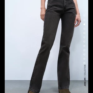 Grå midwaist jeans - Säljer mina grå midwaist jeans från Zara i storlek 44 pga att de är förstora! Köpta för 359, säljs för 225