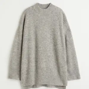 Jätte fin stickad tröja ifrån H&M som inte längre fins att köpa, den jag säljer är mörk grå inte den färgen på bilden. Skriv för fler bilder!❤️❤️❤️