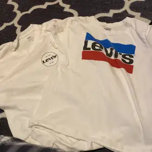 Levis t-shirt som är blå och röd är i storlek 164 och den andra 170 