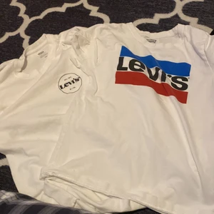 Levis t-shorts X2  - Levis t-shirt som är blå och röd är i storlek 164 och den andra 170 