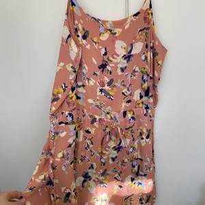 Blommig Playsuit - Säljer min blommiga Playsuit i strl XL men passar även L, ändvänd några gånger