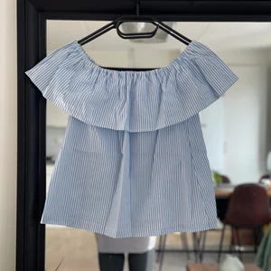 Off shoulder topp strl 34 - Off shoulder topp från H&m divided storlek 34. Använd en handfull gånger. 