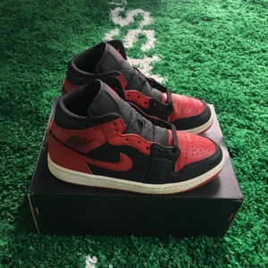 Air jordan 1 mid banned 2020 - Size US 7,5 = EU 40,5. Condition 6/10. All original. 1450 sek / 145 €. Buyer pays the shipping cost. For more information please go visit @xhibitshop on instagram.