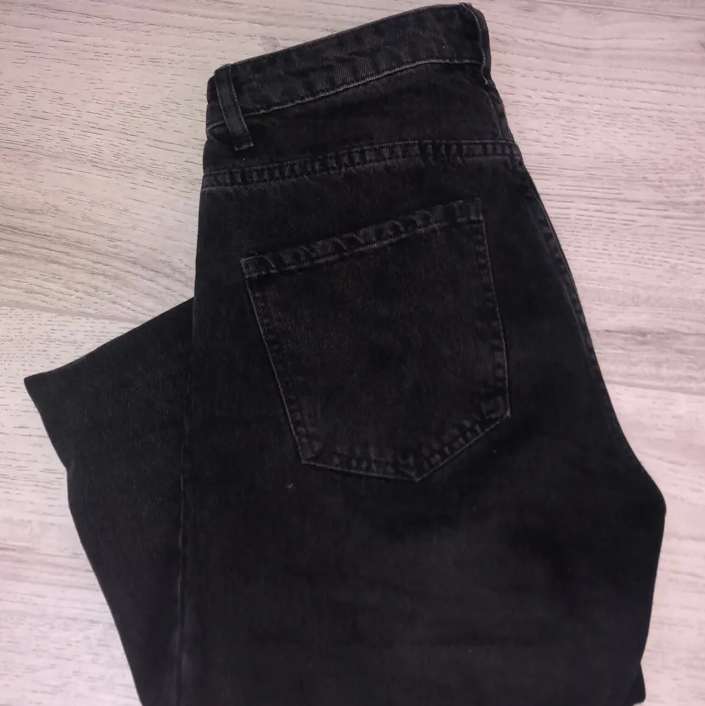 Gråa håliga jeans från Gina Tricot med fin passform. Straight/mom jeans. Jeans & Byxor.