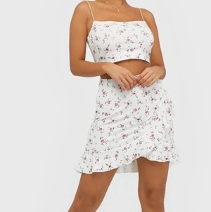 Nelly kjol - Somrig och härlig kjol från Nelly i storlek XXS. Säljer då den tyvärr är för liten för mig. Kjolen är endast använd en gång och är därför som ny 🌸