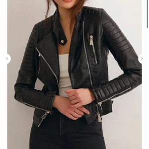 Skinnjacka  - Svart skinnjacka från chiquelle. Används inte längre.