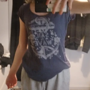 T-shirt - Blå t-shirt med märke storlek S