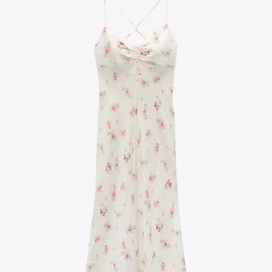 Zara klänning! - Första bilden är lånad! Säljer denna zara klänning som inte går att köpa längre!💕 Den har prislappen kvar och har aldrig använts ute endast testad! Köparen står för frakt!