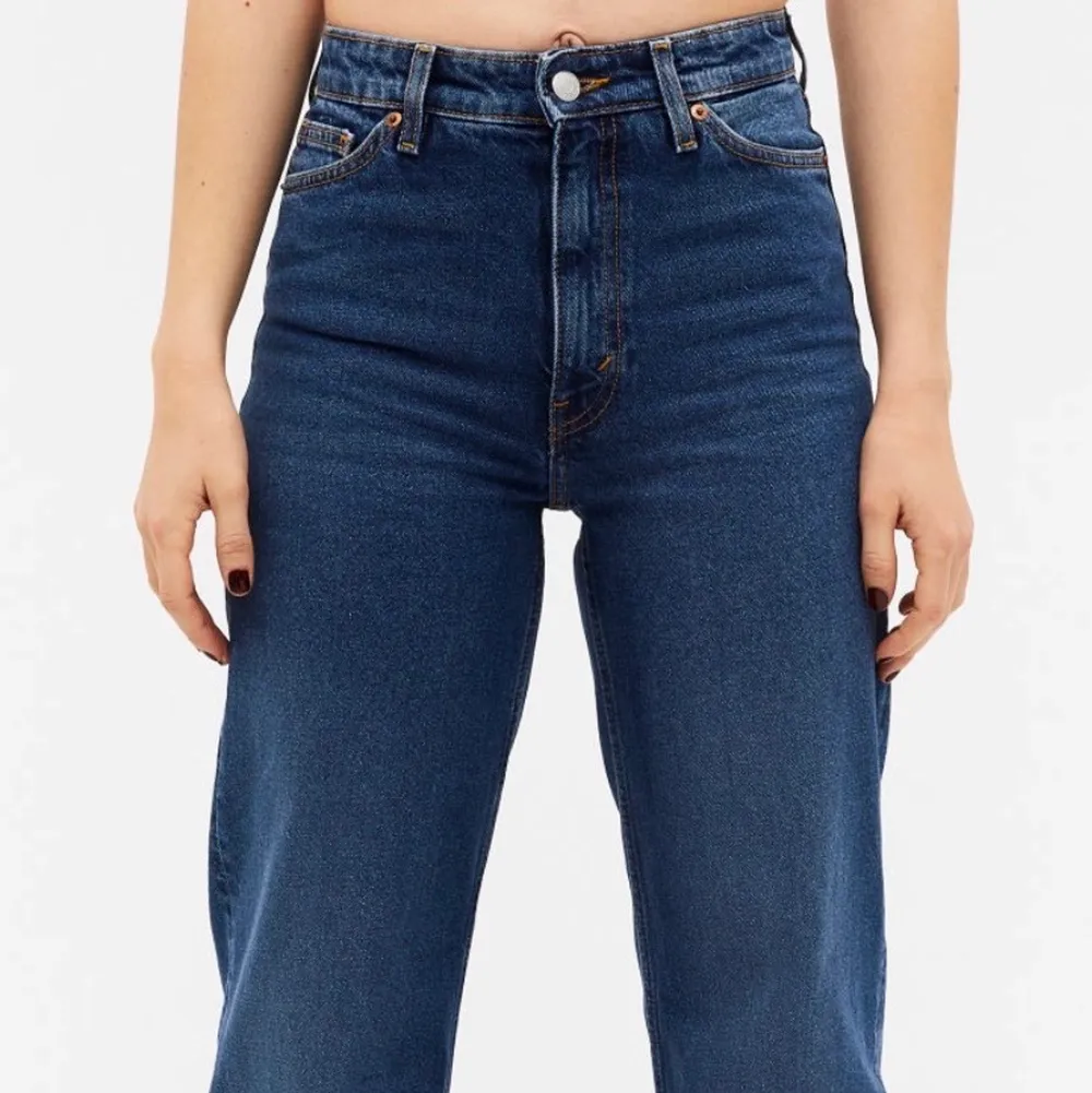 Säljer ett par jeans från Monki i mörkblå färg! Vilket sköna och har en bra passform!💕 Storlek 36/38.. Jeans & Byxor.