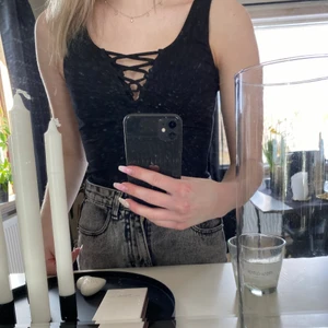 H&M body strl S - en svart enkel body med fin skärning, jätteskön att ha på sig under kjol eller byxor. 