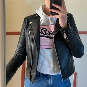 Skinnjacka från Zara❤️ - Jättefin skinnjacka från Zara som är i nyskick dock tyvärr förliten för mig, skulle säga att det är en liten S närmre xs. Perfekt nu till våren!
