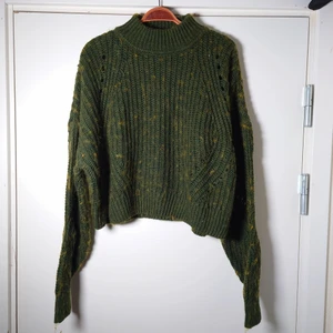 Stickad tröja  - Mysig och mjuk stickad tröja i grönt. Ingen storleksmärkning men är som M/L, ganska kort modell🌱