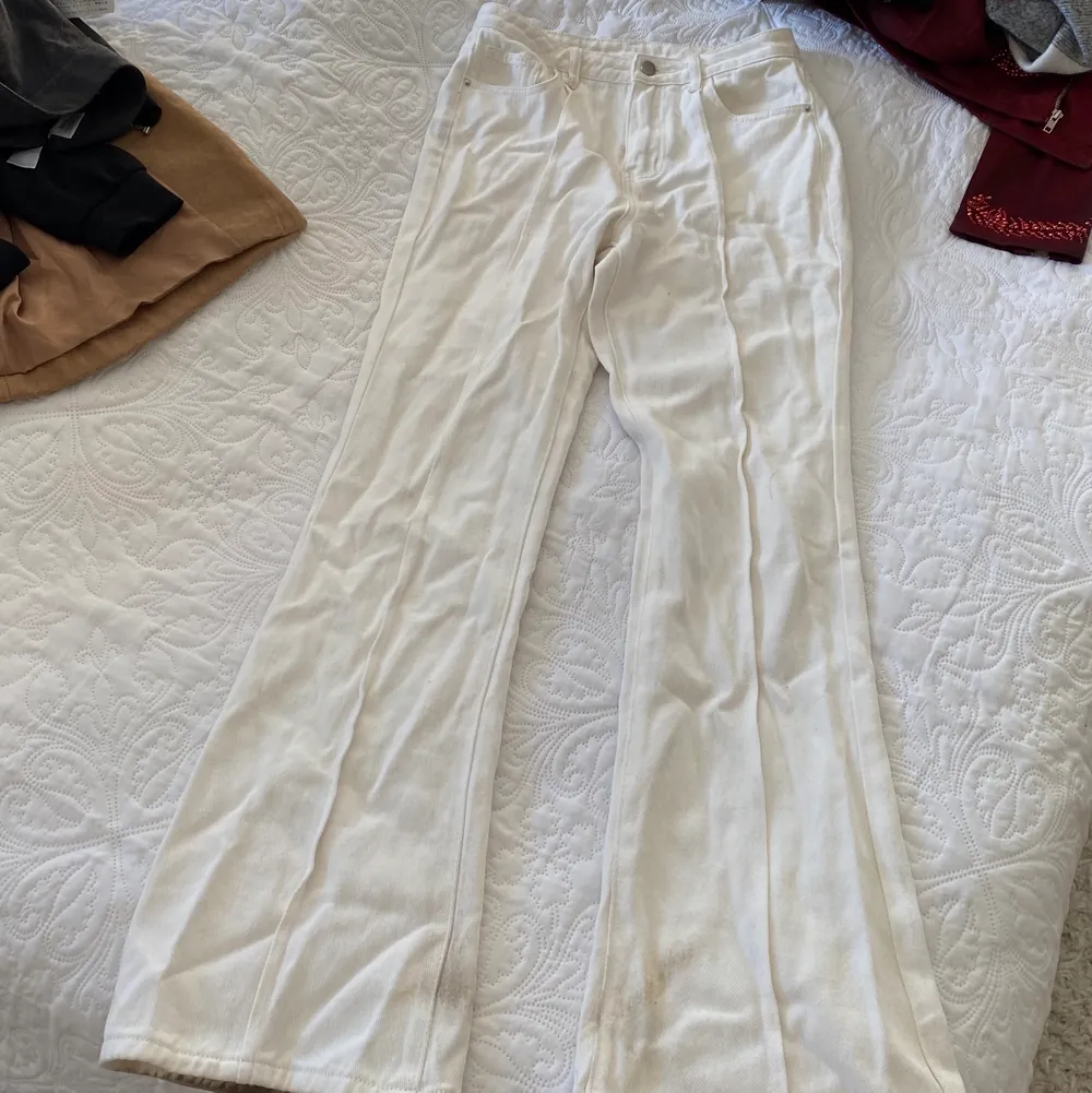 Fina vita utsvängda jeans med söm framtill längst benen. Då dom var lite långa för mig är dom lite skitiga längst ned😬. Jeans & Byxor.