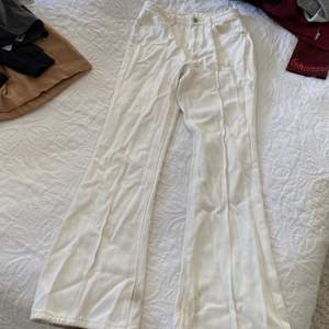 Fina vita utsvängda jeans med söm framtill längst benen. Då dom var lite långa för mig är dom lite skitiga längst ned😬