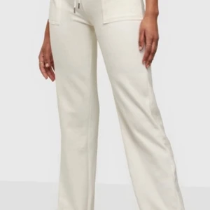 Juicy couture - Jag vill nu sälja mina vita juicy byxor eftersom dem är lite för små i midjan på mig. De är hela och fräscha har använt dem få gånger. Vid intresse kan jag skicka mer bilder på byxorna. (Bilderna på annonsen e från internet) 