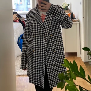 Mönstrad kappa - Mönstrad kappa. Dock supertunnt material så skulle snarare kalla det för kofta än kappa. Superstretchigt material, passar storlek 34-38 beroende på passform☺️