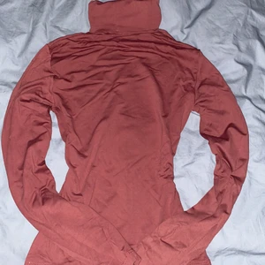 Polotröja - En lila/rosa polotröja, supercool men aldrig kommit till användning <3