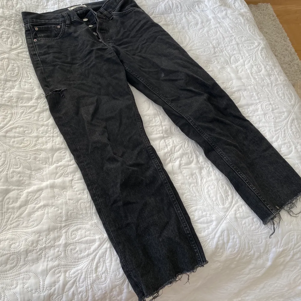 Snygga raka gråa jeans med slitning på ena benets sida. Ankellånga på mig som är 159. Passar storlek 34-36. Jeans & Byxor.