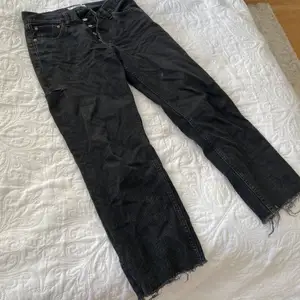 Snygga raka gråa jeans med slitning på ena benets sida. Ankellånga på mig som är 159. Passar storlek 34-36